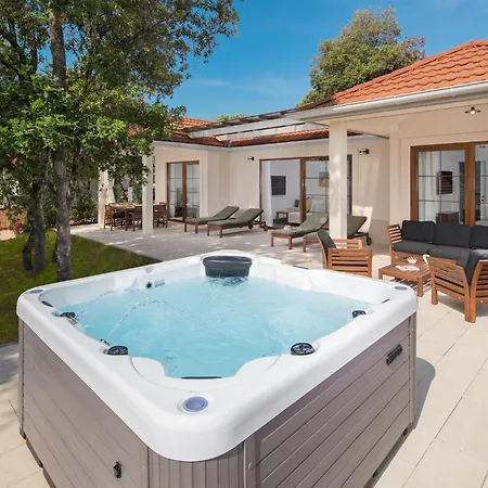 Vakantiepark Homes Mon Perin 4*