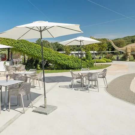 Holiday park Homes Mon Perin 4*