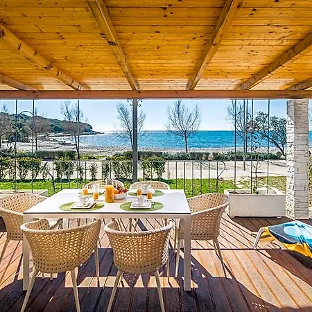 Homes Mon Perin منتجع 4*