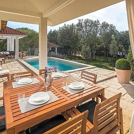 Homes Mon Perin منتجع 4*